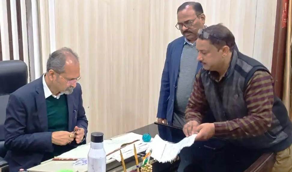 सादाबाद : गैरहाजिर मिले दो जेई के वेतन रोकने के निर्देश, सीडीओ ने किया खंड विकास कार्यालय का औचक निरीक्षण, फाइलों को व्यवस्थित रखने की हिदायत