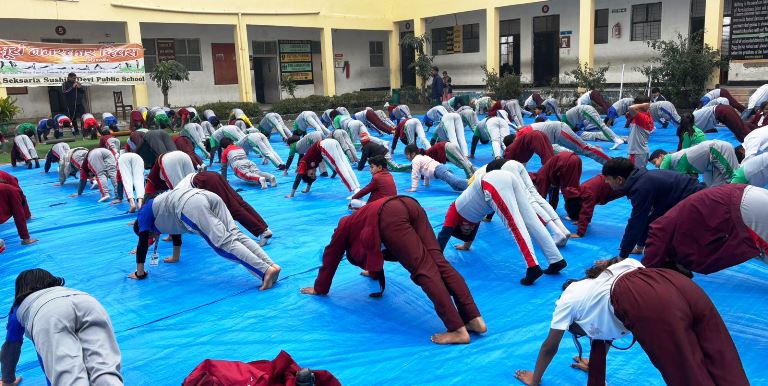 एसएसडी के छात्रों व शिक्षकों ने किया 108 बार सूर्य नमस्कार, विद्यालय परिसर बना योगमय