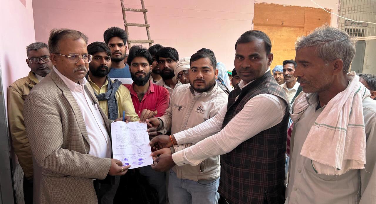 आंगनवाड़ी व गौशाला के लिए प्रस्तावित भूमि पर दबंगों का कब्जा, कब्जा मुक्त कराने की मांग को लेकर प्रशासन से गुहार, ग्रामीणों ने एसडीएम को सौंपा ज्ञापन