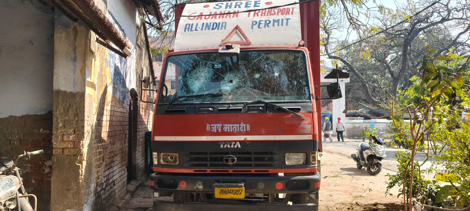 गौशाला से गोवंश चोरी का प्रयास विफल, कैंटर छोड़ भागे बदमाश, ग्रामीणों ने चार पहिया वाहन से निकाले 12-13 निराश्रित गौवंश