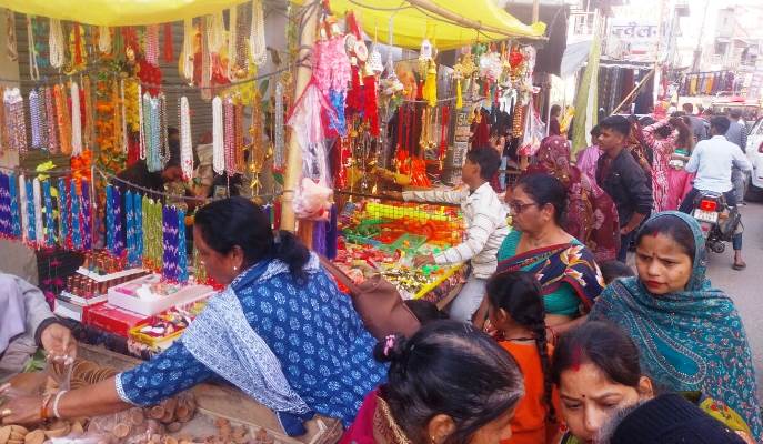 हाथरस में महाशिवरात्रि को लेकर सजी दुकानें, गंगा जल लेकर वापस लौटने लगे कांवड़िये, चारों ओर ‘बम बम भोले’ और ‘ओम नमः शिवाय’ के गूँज रहे जयकारे