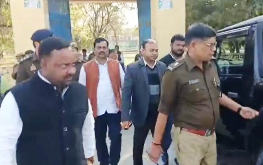 सादाबाद : प्रतिमा स्थल पहुंचे पुलिस प्रशासनिक अधिकारी, कल शनिवार को बिसावर में केंद्रीय मंत्री जयंत चौधरी करेंगे वीर गोकुला जाट की प्रतिमा का अनावरण