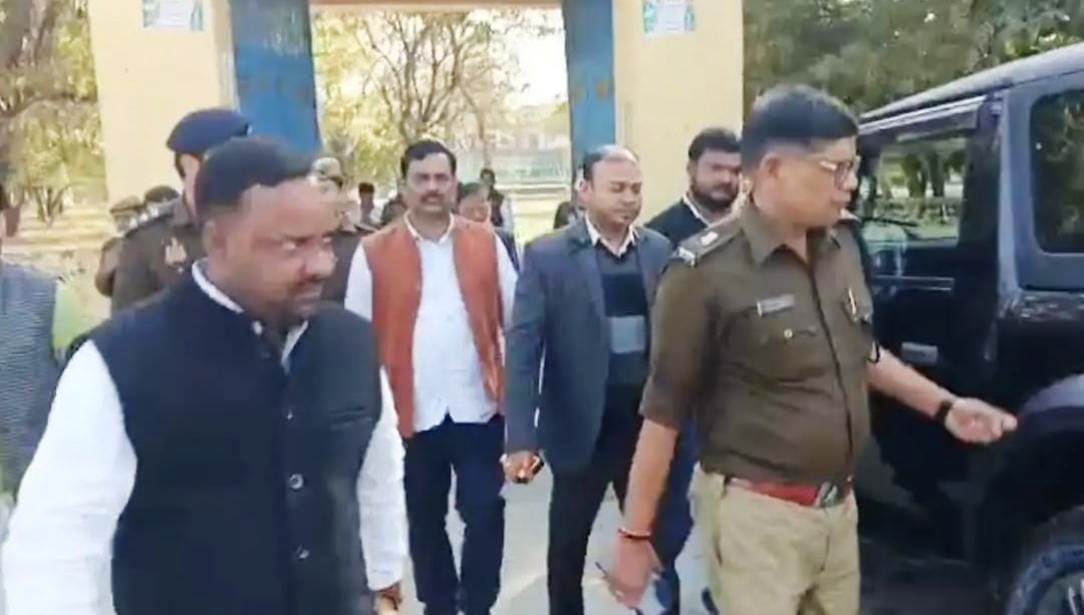 सादाबाद : प्रतिमा स्थल पहुंचे पुलिस प्रशासनिक अधिकारी, कल शनिवार को बिसावर में केंद्रीय मंत्री जयंत चौधरी करेंगे वीर गोकुला जाट की प्रतिमा का अनावरण