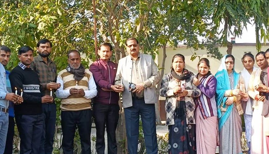 हसायन : छात्र-छात्राओं ने देशभक्ति के नारों के साथ वीर जवानों को किया नमन, कैंडल जलाकर पुलवामा हमले के शहीदों को किया नमन