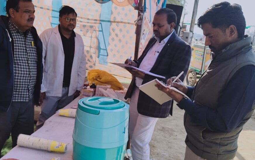 महाशिवरात्रि पर लगे स्वास्थ्य शिविर का सीएमओ डॉ. राजीव रॉय ने किया औचक निरीक्षण