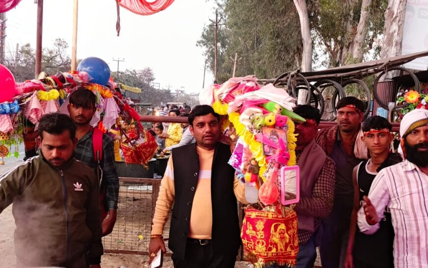 सासनी में शिवरात्रि पर उमड़ा आस्था का सैलाब, कांवड़ियों के लिए जगह-जगह सेवा शिविर आयोजित