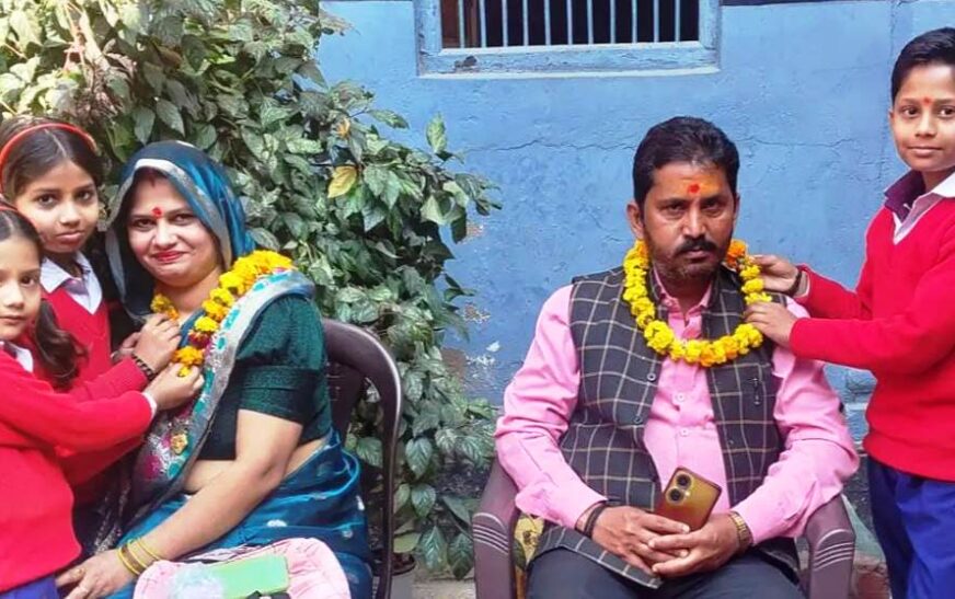 सादाबाद : माता-पिता के प्रति बच्चों ने दिखाई कृतज्ञता, सम्मान और समर्पण, कस्बा-देहात के विद्यालयों में मनाया गया मातृ-पितृ पूजन दिवस