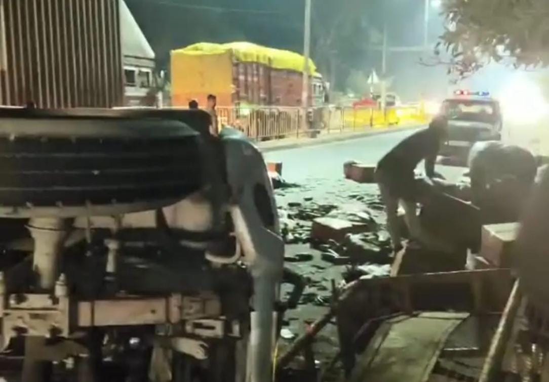 आगरा-अलीगढ़ हाईवे पर कार और मैक्स की भिड़ंत, हादसे के बाद हाईवे पर लगा जाम