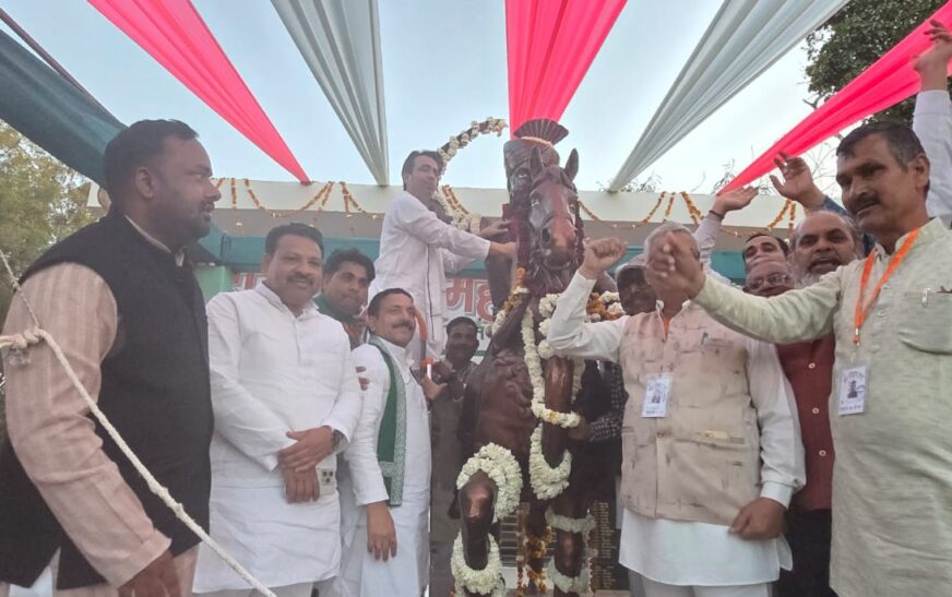 सादाबाद : केंद्रीय मंत्री ने किया वीर गोकुला जाट की प्रतिमा का अनावरण, जनसभा में किसानों ने के लिए आलू विकास बोर्ड के गठन का आश्वासन