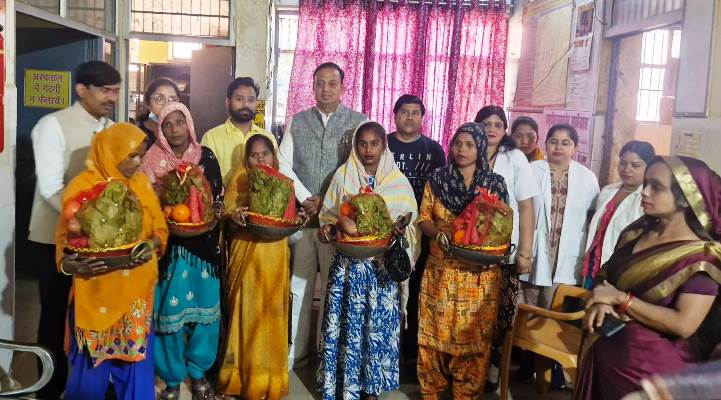 सासनी सीएचसी पर हुआ आयरन सुक्रोज सप्ताह का शुभारंभ, गर्भवती महिलाओं को पोषण किट वितरित