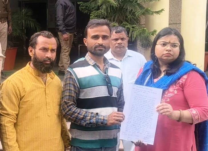 हाथरस कलेक्ट्रेट में गौरक्षकों का प्रदर्शन, निराश्रित गौवंश तस्करी मामले में दोषियों पर कार्रवाई की मांग, ओसी कलेक्ट्रेट को सौंपा ज्ञापन