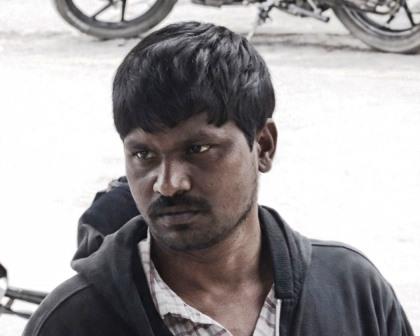 हाथरस में मेडिकल स्टोर से शातिर ने उड़ाई जैतून तेल की बोतलें, घटना सीसीटीवी में कैद