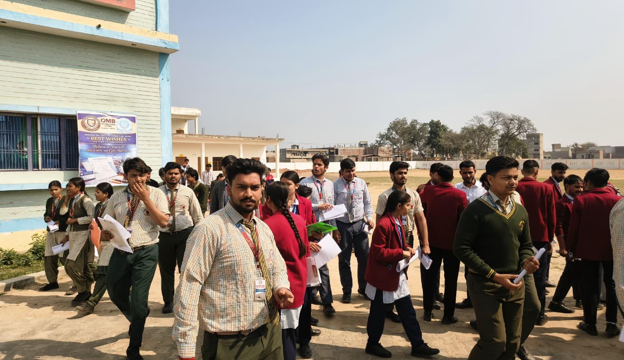 कड़ी सुरक्षा के बीच सीबीएसई 12वीं के छात्रों ने दिया फिजिक्स का पेपर, परीक्षा केंद्रों पर दिखी छात्रों-अभिभावकों की भीड़