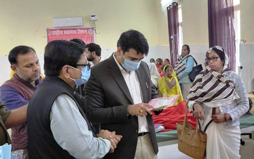 स्वास्थ्य सेवाओं का जायजा लेने सीएचसी सासनी पहुंचे जिलाधिकारी, आयरन सुक्रोज सप्ताह का किया शुभारंभ, गर्भवती महिलाओं को किया जागरूक