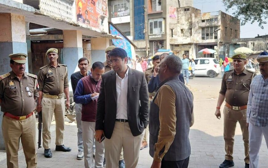 डीएम अतुल वत्स ने सासनी बस स्टैंड का औचक निरीक्षण किया, बसों के समय व रूट की जानकारी के लिए सूचना चार्ट लगाने के निर्देश