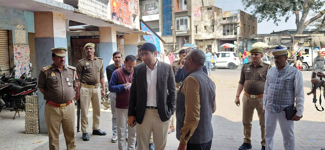 डीएम अतुल वत्स ने सासनी बस स्टैंड का औचक निरीक्षण किया, बसों के समय व रूट की जानकारी के लिए सूचना चार्ट लगाने के निर्देश