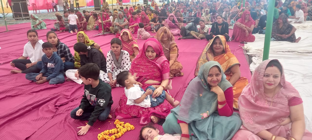 हसायन : नौ दिवसीय धार्मिक कार्यक्रम के दूसरे दिन रासलीला ने बांधा समां, कंस, देवकी और वासुदेव प्रसंग का सजीव मंचन देख भावविभोर हुए श्रद्धालु