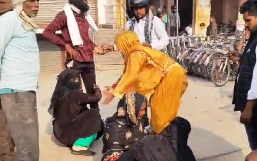 सादाबाद : सड़क पर फैले तरल पदार्थ से फिसली आठ बाइक, हाईवे पर अज्ञात वाहन से फैला था चिकना तरल पदार्थ