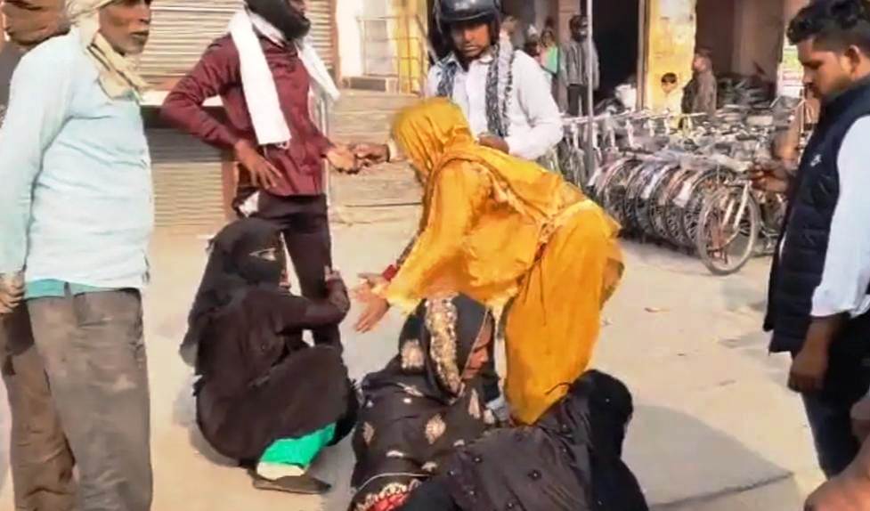 सादाबाद : सड़क पर फैले तरल पदार्थ से फिसली आठ बाइक, हाईवे पर अज्ञात वाहन से फैला था चिकना तरल पदार्थ