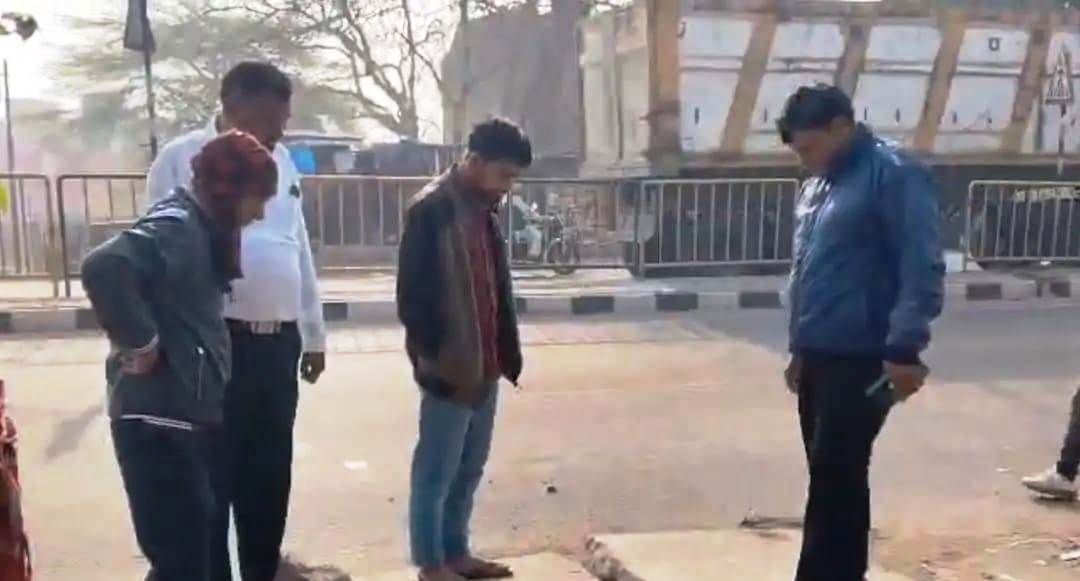 सादाबाद : सीसी स्लैब काटे जाने से बढ़ा दुर्घटना का खतरा, मौके पर पहुंची एनएच की टीम