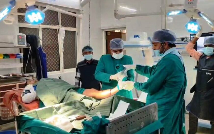 सड़क हादसों में अब नहीं जाएगी जान, सिकंदराराऊ ट्रामा सेंटर में 10 साल बाद शुरू हुए बड़े ऑपरेशन, पहले ही दिन हुई 8 सफल सर्जरी
