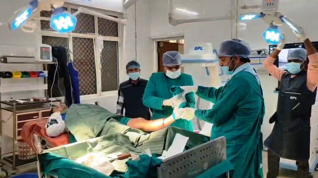 सड़क हादसों में अब नहीं जाएगी जान, सिकंदराराऊ ट्रामा सेंटर में 10 साल बाद शुरू हुए बड़े ऑपरेशन, पहले ही दिन हुई 8 सफल सर्जरी