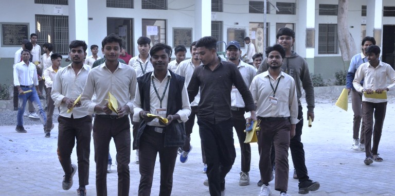 हाईस्कूल-इंटर के छात्रों ने गृह विज्ञान और इतिहास की परीक्षा दी, कंट्रोल रूम से हुई परीक्षा केंद्रों की ऑनलाइन मॉनिटरिंग