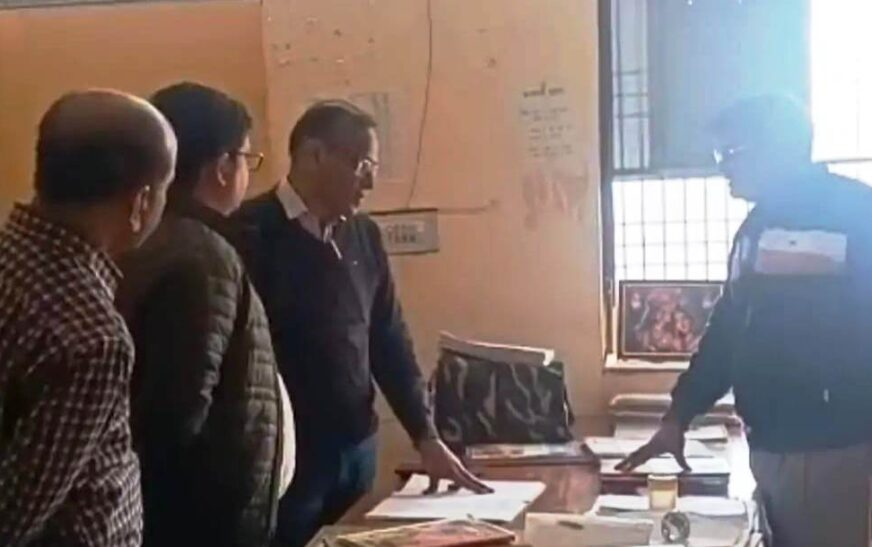 सादाबाद : तहसील कार्यालय में नहीं मिले अग्निशमन यंत्र, एडीएम ने किया निरीक्षण