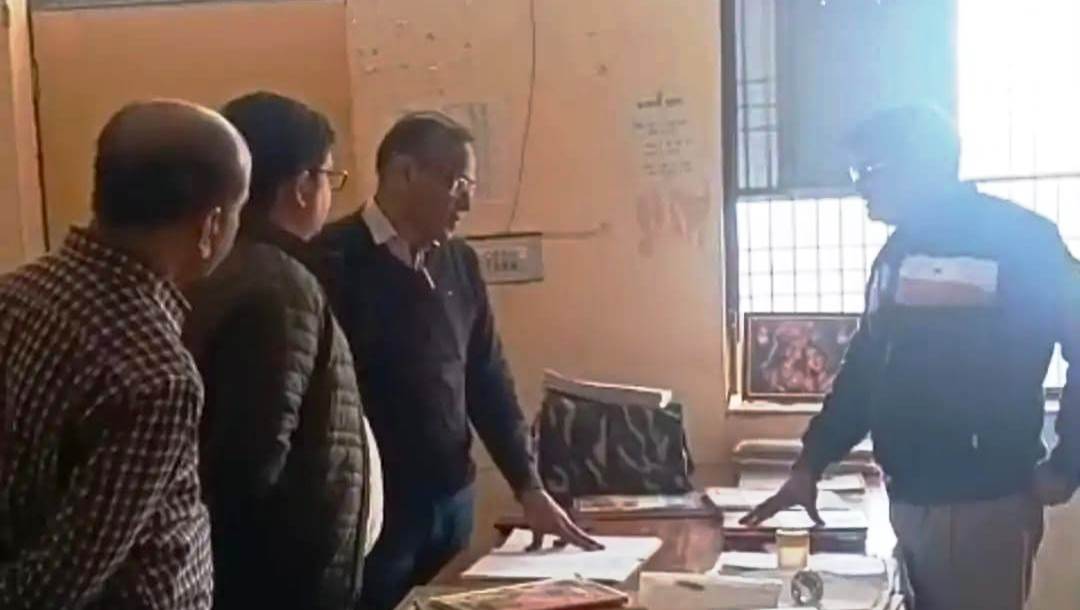 सादाबाद : तहसील कार्यालय में नहीं मिले अग्निशमन यंत्र, एडीएम ने किया निरीक्षण