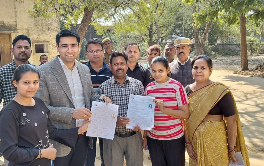 मतदाता सूची को त्रुटिरहित बनाने के लिए डीएम अतुल वत्स ने बूथों का किया औचक निरीक्षण, बेहतरीन कार्य के लिए बीएलओ खुशबू सिंह की प्रशंसा, नए मतदाताओं के खुद भरवाए फॉर्म-06