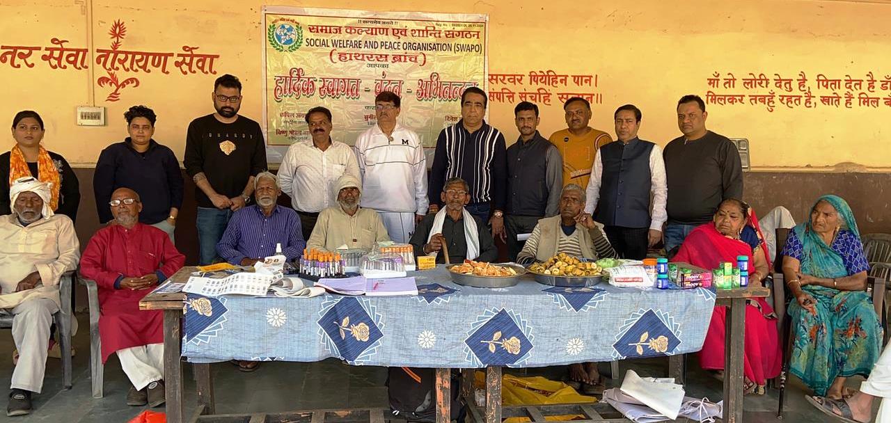 स्वापो संस्था ने वृद्धाश्रम में लगाया निःशुल्क रक्त जांच शिविर, दवाएं और फल भी बांटे