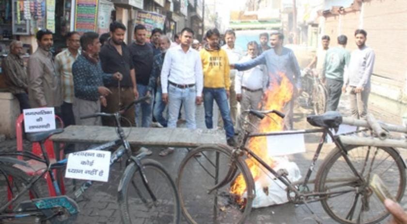 चूना वाला डंडा बाजार में गंदगी और जलभराव को लेकर प्रदर्शन, जाम लगाया