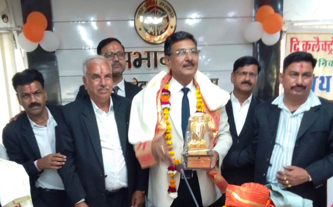 हाथरस में कलेक्ट्रेट बार एसोसिएशन का शपथ ग्रहण समारोह संपन्न, चेयरमैन शिव किशोर गौड़ ने पदाधिकारियों को दिलाई पद की शपथ