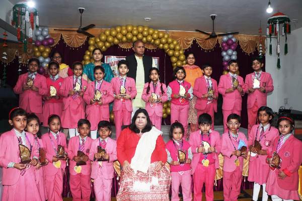 टैगोर इंटरनेशनल स्कूल में मेधावी छात्र-छात्राओं का हुआ सम्मान, प्रबंधक ने मेधावी छात्रों को दी उज्ज्वल भविष्य की शुभकामनाएं