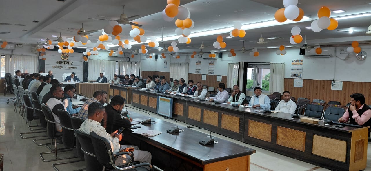 हाथरस में 50 लाख से अधिक की विकास परियोजनाओं की समीक्षा, डीएम बोले – निर्माण कार्यों में देरी हुई तो कार्यदायी संस्थाओं पर लगेगा भारी जुर्माना