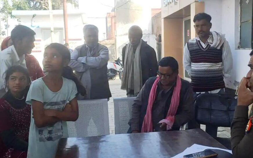 ठेला लगाने को लेकर भिड़े दो पक्ष, सादाबाद के जवाहर बाजार का मामला, पुलिस तक पहुंचा मामला