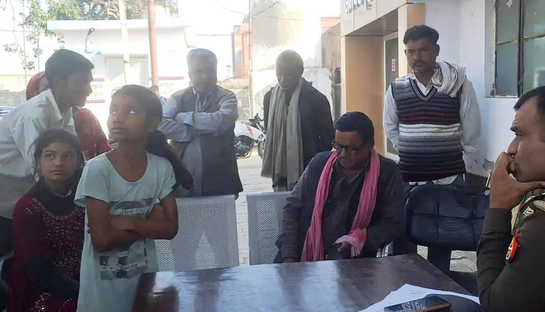 ठेला लगाने को लेकर भिड़े दो पक्ष, सादाबाद के जवाहर बाजार का मामला, पुलिस तक पहुंचा मामला