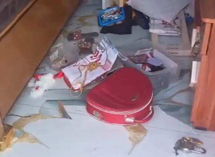 सादाबाद : मकान की ऊपरी मंजिल से बदमाशों ने उड़ाया माल, निचले हिस्से में सोते रहे घर के लोग, सुबह हुई घटना की जानकारी