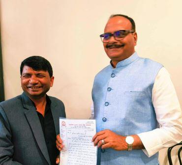 स्वास्थ्य सेवाओं की मांग को लेकर भाजपा नेता ने उपमुख्यमंत्री को सौंपा ज्ञापन