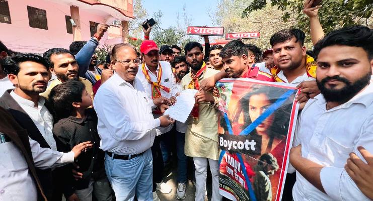 फिल्म ‘यादव जी की लव स्टोरी’ के विरोध में उतरे लोग, सिकंदराराऊ में एसडीएम को सौंपा ज्ञापन