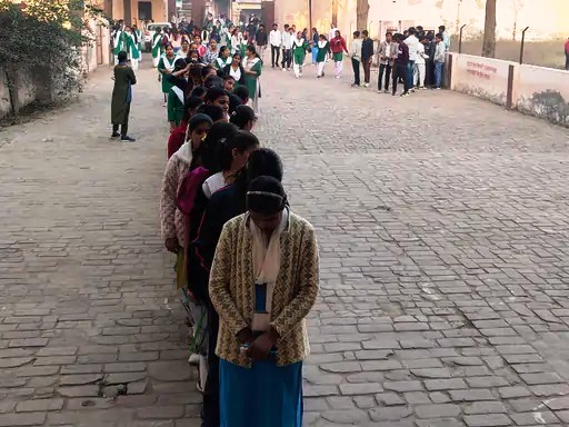 कड़ी सुरक्षा के बीच यूपी बोर्ड परीक्षा जारी, हाईस्कूल की विज्ञान और इंटर की रसायन विज्ञान और समाजशास्त्र की परीक्षा हुई