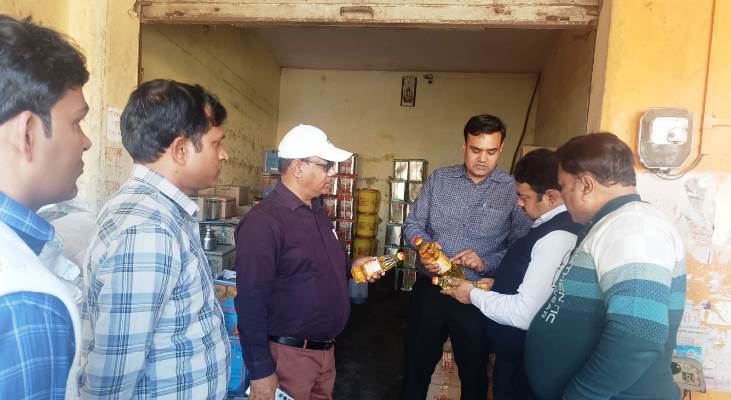 सरसों और तिल के तेल के नमूने लेकर प्रयोगशाला भेजे, 50 लीटर तेल मौके पर किया सीज