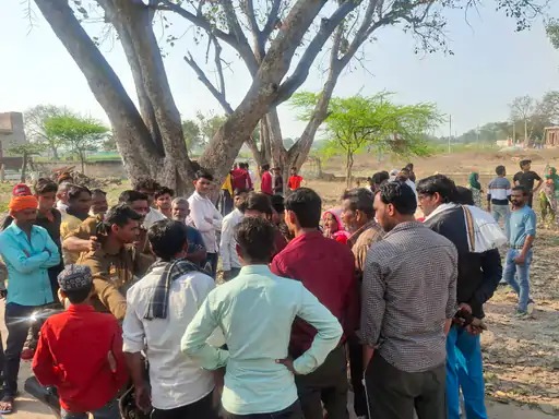 बुजुर्ग महिला का शव दफनाने को लेकर दो पक्ष आमने-सामने, कब्रिस्तान की जमीन पर जताया निजी हक