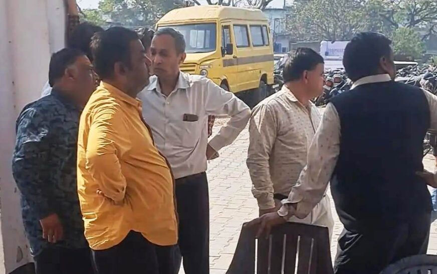 गिरवी रखी सोने की चेन को लेकर विवाद, सादाबाद कस्बे के कई स्वर्णकार पहुंचे कोतवाली, मामले की जांच कर रही पुलिस