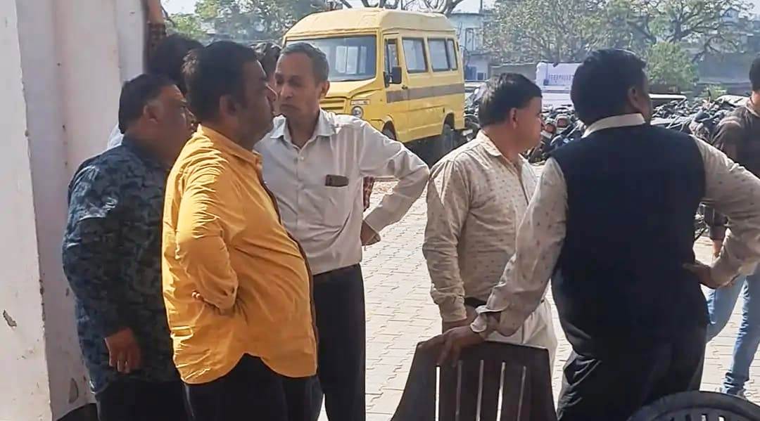 गिरवी रखी सोने की चेन को लेकर विवाद, सादाबाद कस्बे के कई स्वर्णकार पहुंचे कोतवाली, मामले की जांच कर रही पुलिस