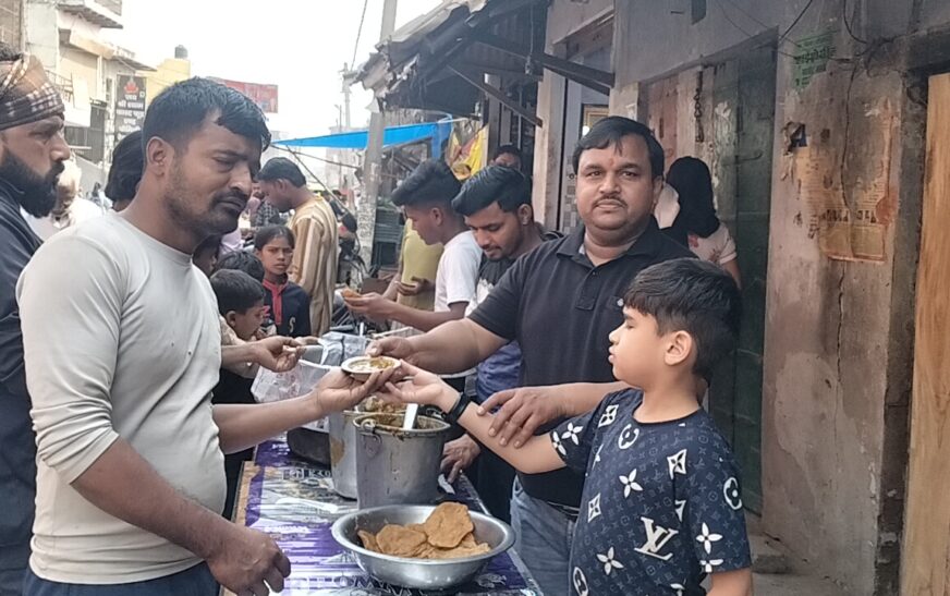 हसायन : सब्जी मंडी में किराना व्यापारियों ने किया प्रसादी का आयोजन