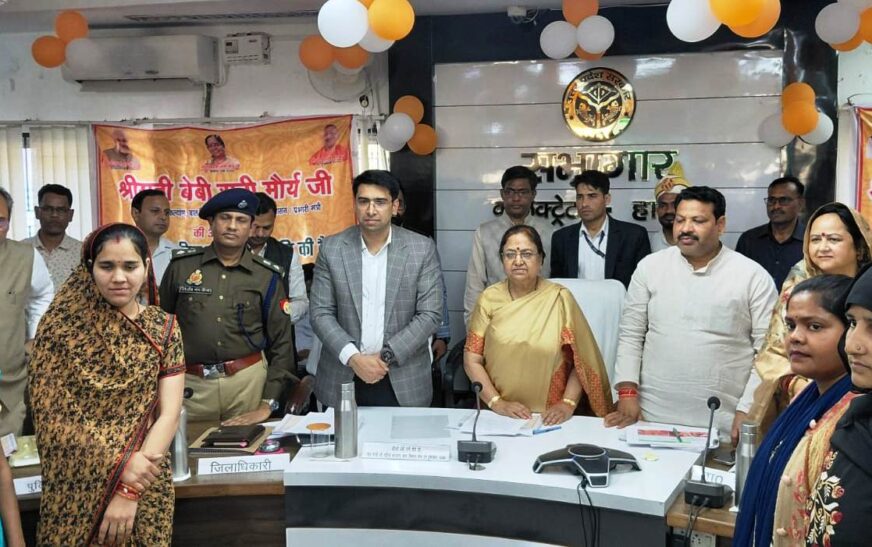 प्रभारी मंत्री बेबी रानी मौर्य ने कलेक्ट्रेट में परखी विकास कार्यों की रफ्तार, जल निगम को खराब सड़कों की मरम्मत के लिए मिली डेडलाइन