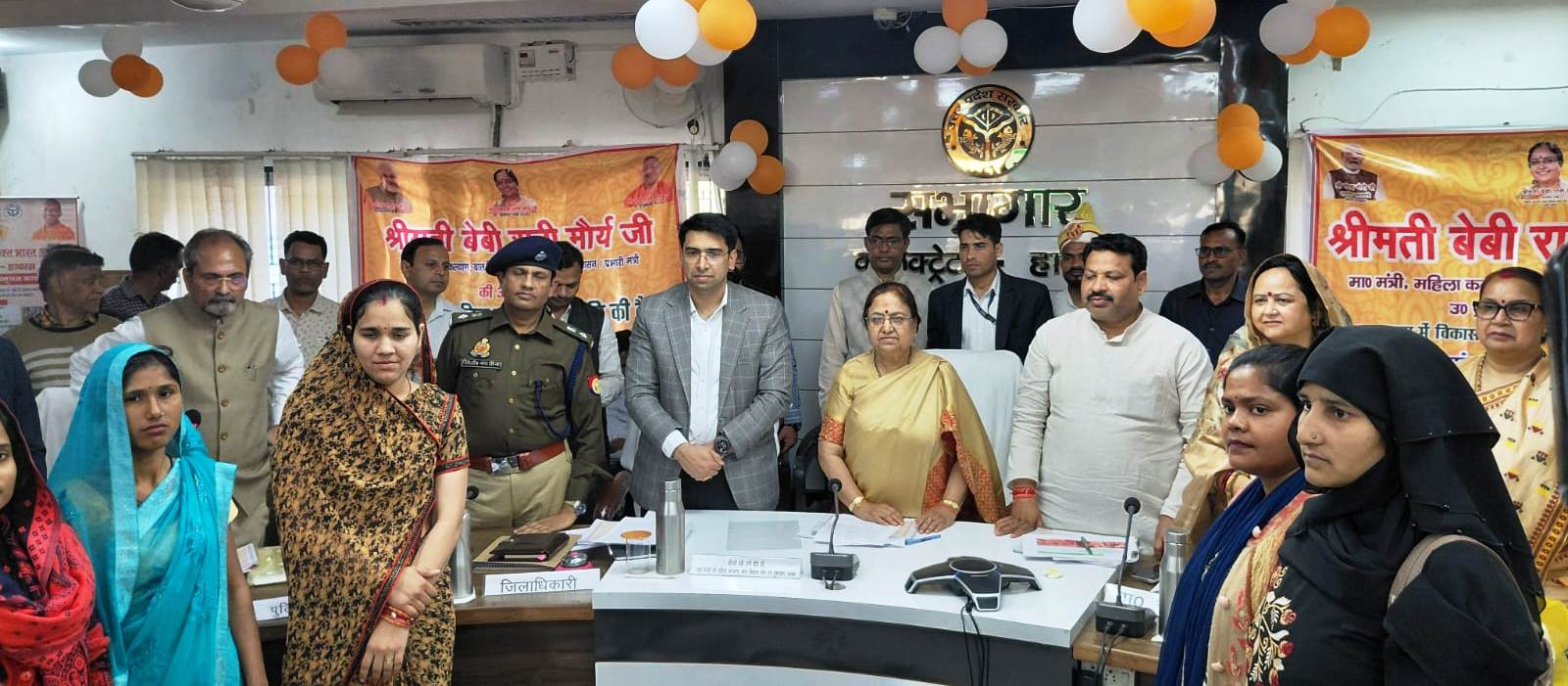 प्रभारी मंत्री बेबी रानी मौर्य ने कलेक्ट्रेट में परखी विकास कार्यों की रफ्तार, जल निगम को खराब सड़कों की मरम्मत के लिए मिली डेडलाइन