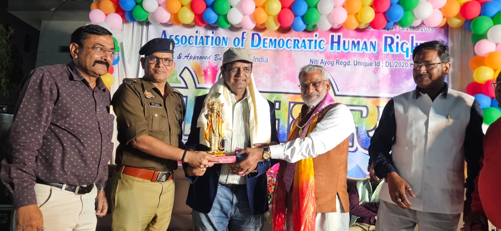 डॉ. विष्णु सक्सेना के गीतों से होली की मस्ती में सराबोर हुआ हाथरस, तालियों की गड़गड़ाहट से गूंजा परिसर, ओज और प्रेम की त्रिवेणी में डूबे श्रोता