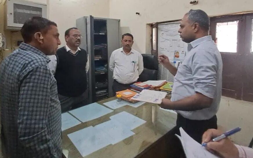 सादाबाद : प्राथमिकता के आधार पर निस्तारित करिए लंबित प्रकरण, अपर आयुक्त ने किया खंड विकास कार्यालय का औचक निरीक्षण
